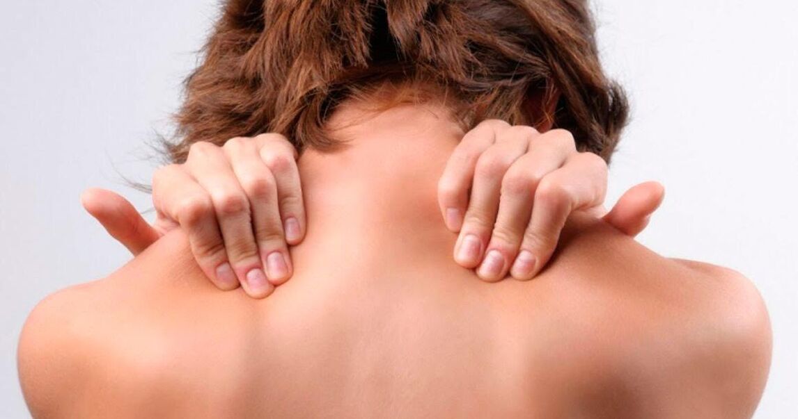Der Nacken mit Osteochondrose sollte mit beiden Händen und gleichzeitig mit den Schultern massiert werden