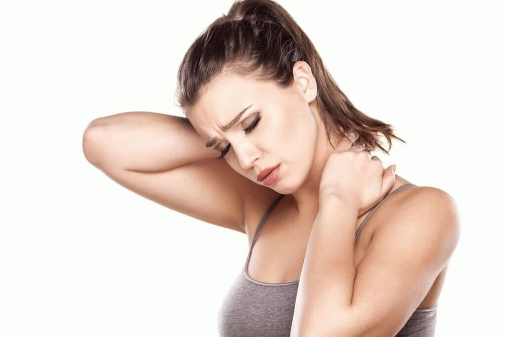 starke Schmerzen im Nacken und in den Schulterblättern aufgrund einer zervikalen Osteochondrose