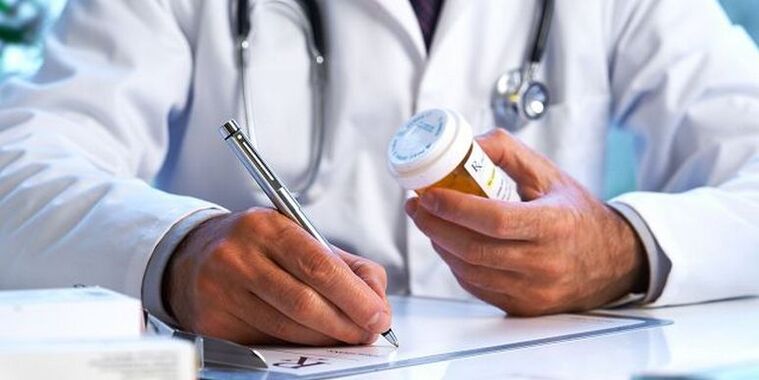 Der Arzt verschreibt Medikamente zur Behandlung von Osteochondrose