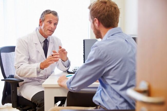 Der Patient konsultiert einen Arzt über Volksheilmittel zur Behandlung von Osteochondrose