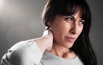 Eine Frau ist besorgt über die Symptome einer zervikalen Osteochondrose
